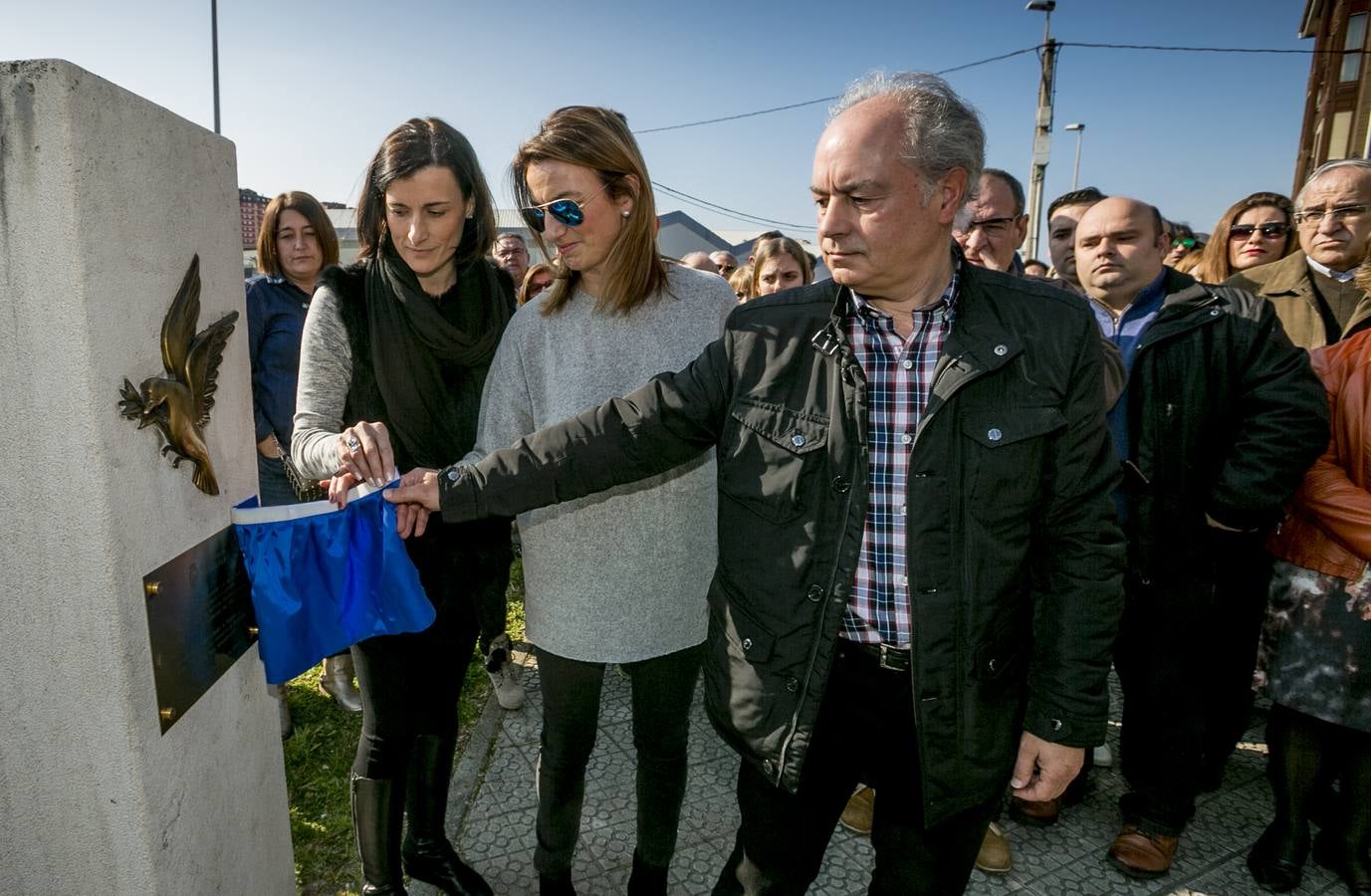 Gema Igual, Silvia Gómez Ríos y Pedro Terán Ricondo descubren la placa 