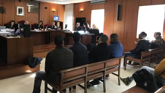 Cinco de los nueve acusados de integrar una red de tráfico de drogas en Torrelavega aceptan los hechos