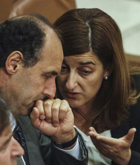 Ignacio Diego y María José Sáenz de Buruaga, en sus escaños del Parlamento regional.