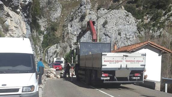 Un desprendimiento corta un carril en La Hermida