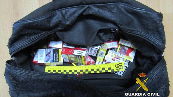 Bolsa con tabaco procedente del bar intervenida a los detenidos.