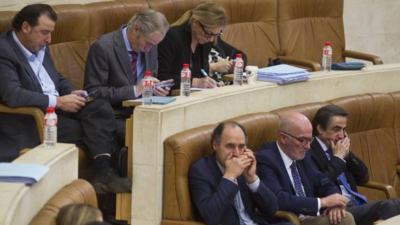 Los diputados del PP Francisco Rodríguez, José Manuel Igual, Cristina Mazas, Ignacio Diego, Luis Carlos Albalá e Ildefonso Calderón, en el pleno del Parlamento.