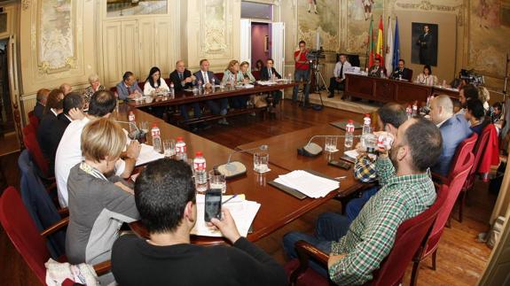 Imagen de archivo de un pleno del Ayuntamiento de Torrelavega.