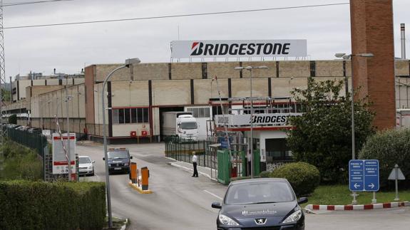 Entrada de la emrpesa Bridgestone situada en Puente San Miguel.