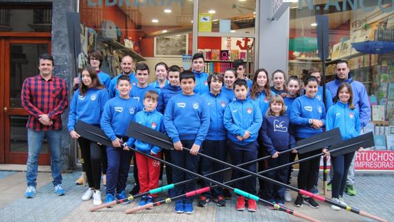 El comercio de Santoña apoya a la cantera de remo