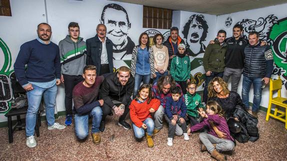 Las familias de Nando Yosu y ManoloPreciado, con peñistas y miembros del Racing en la sede de Juventudes Verdiblancas, decorada para la ocasión. 