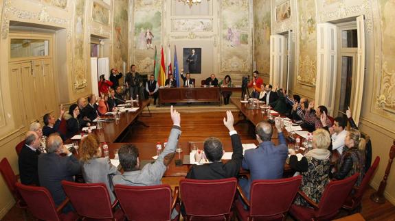 Los concejales de PSOE, PRC, PP y ACPT votan a favor de los presupuestos durante el pleno celebrado ayer.