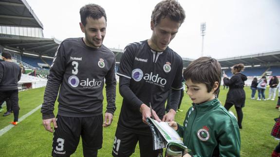 Julen y Beobide firman autógrafos durante la jornada de puertas abiertas del jueves