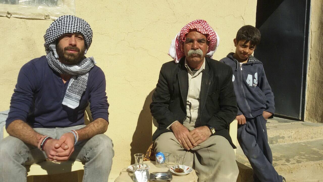 Ricardo Fernández junto a un abuelo y su nieto retornados a Sinjar tras la liberación. Ellos son yazidís, un grupo masacrado por ISIS.