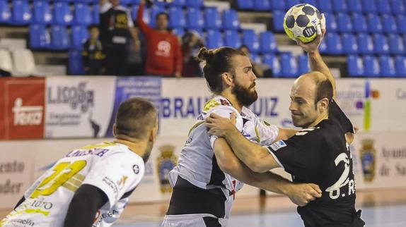 Óscar Río trata de lanzar a portería en un partido disputado en La Albericia.