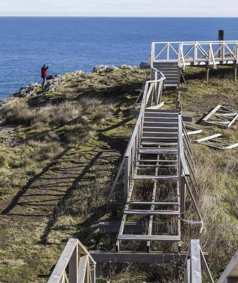 Una de las estructuras de madera discutidas por los usuarios del camino del litoral.