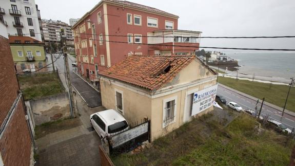 El pequeño edificio con el tejado semihundido deberá ser derribado. Está en el número 8 de la calle de La Unión y ha sido declarado en ruina por el Ayuntamiento.