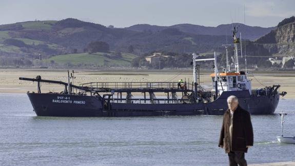  Dragado del puerto de Santoña por la draga Barlovento Primero.