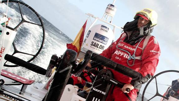 Arrarte, al timón del ‘Mapfre’ en el desafío que el barco realizó en la ruta de Colón en 2013.