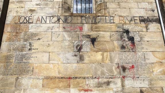 En la iglesia de San Sebastián, muro con los nombres de los muertos del bando nacional durante la Guerra Civil.