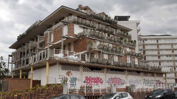 Los trabajos de demolición parcial del edificio están paralizados desde hace más de un mes.