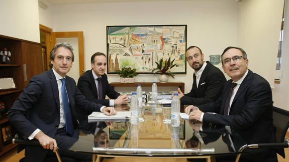 Íñigo de la Serna, Samuel Ruiz, Javier López Estrada y José Manuel Cruz Viadero, durante el encuentro celebrado ayer en el Ayuntamiento de Torrelavega.