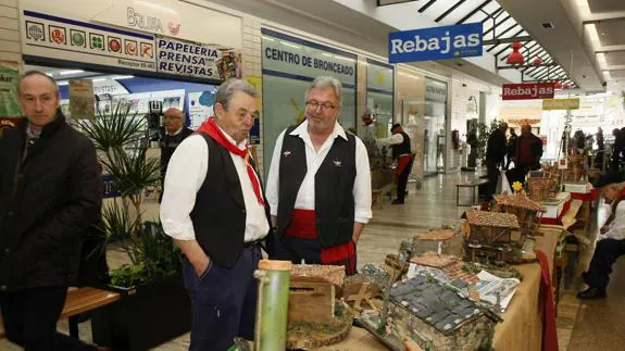 El centro comercial Altamira acogió ayer una nueva edición de la Feria de Artesanía.