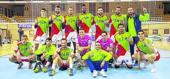 La plantilla del Textil Santanderina celebra en la cancha del Río Duero Soria la tercera permanencia consecutiva en la Superliga Masculina de voleibol. :: david bernal