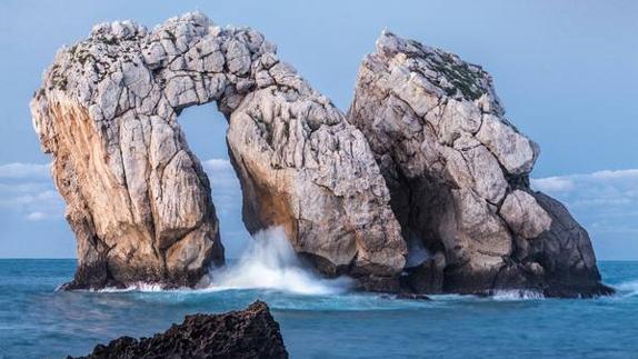 Uno de los Urros (Piélagos). Lo llaman la Puerta del Mar. 