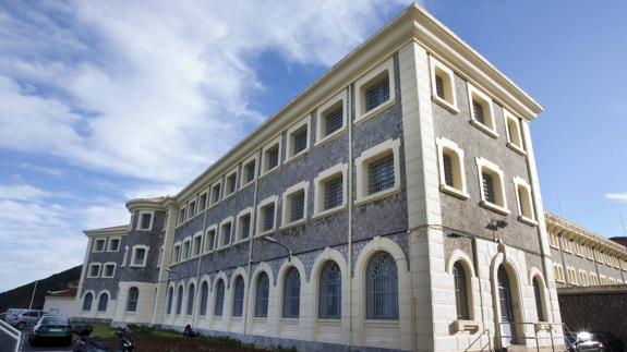 Cantabria asumirá la sanidad de El Dueso "si recibimos una financiación adecuada"