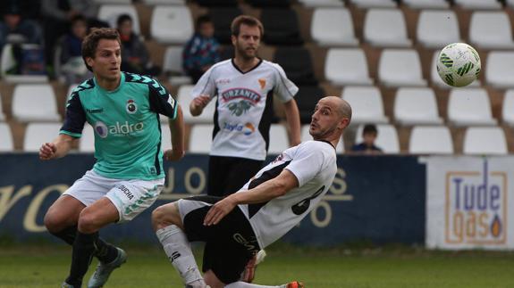Jagoba Beobide trata de llegar al balón durante el partido del domingo en Tudela.