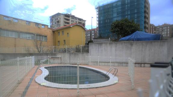 Imagen de la piscina donde cayó la fallecida.