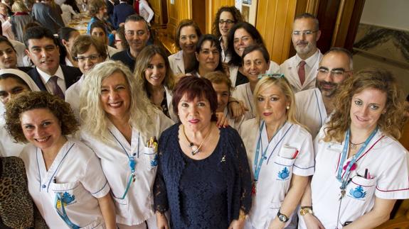 Carmen Campo, en el centro, arropada por sus compañeros de Santa Clotilde
