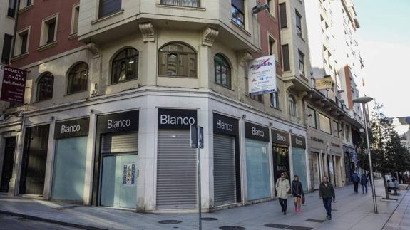 El local de la recordada zapatería Pakar, de casi 400 metros, está siendo reformado. En él se instalará Oysho (Grupo Inditex). Hasta enero ocupó el local Blanco. 