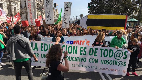 La huelga contra la Lomce arrastra a más alumnos que profesores