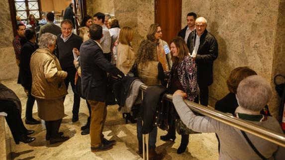 Militantes y cargos del PP durante la votación celebrada el miércoles en Santander. 