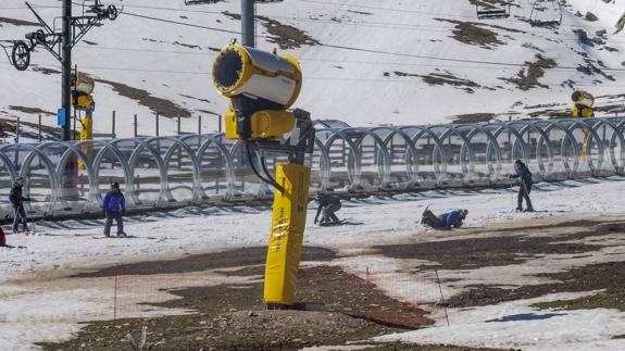 Un grupo de esquiadores aprovecha la poca nieve que había ayer en la parte más baja de la estación