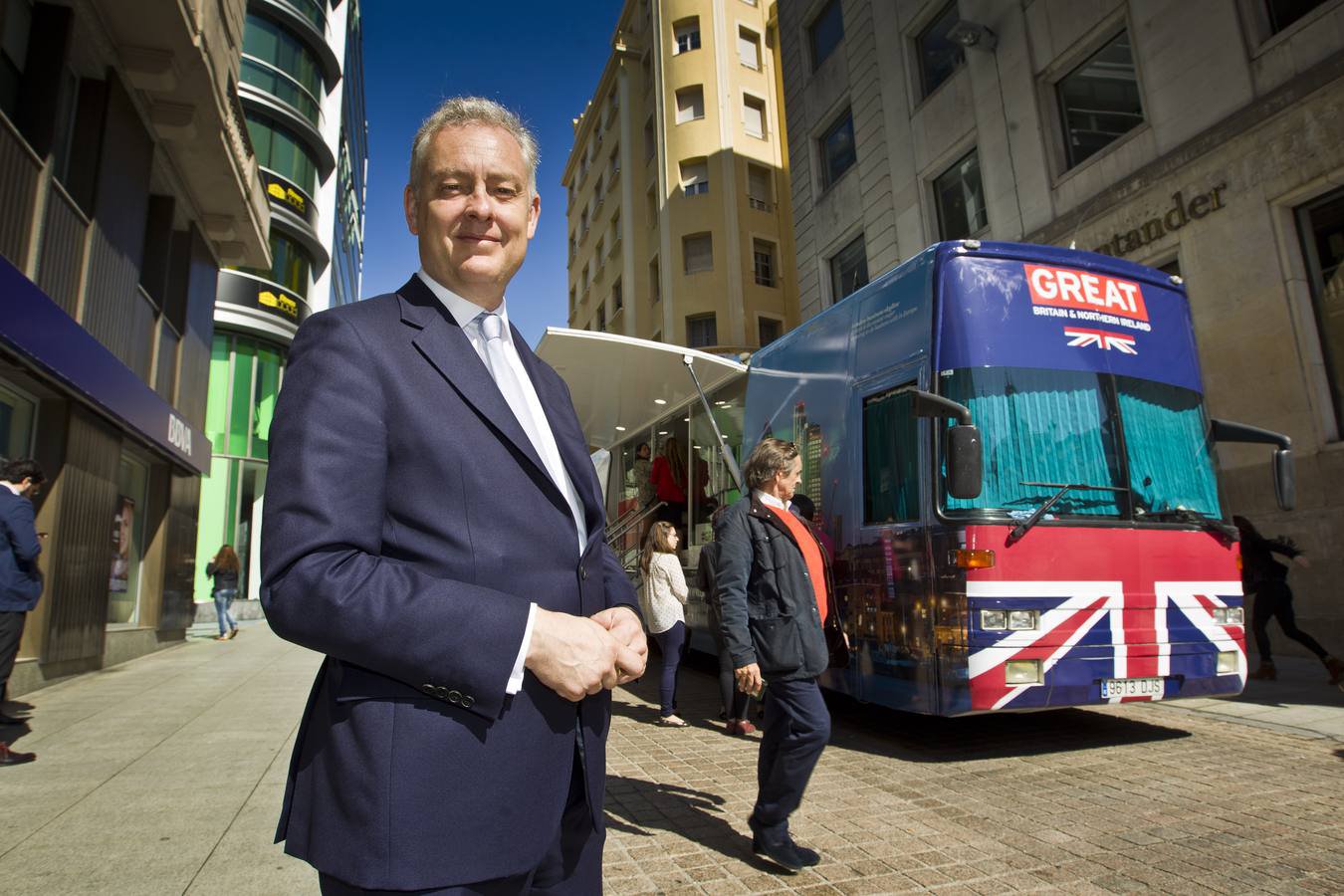 El embajador, ante el autobús británico patrocinado por Banco Santander que estuvo en la calle Puente.