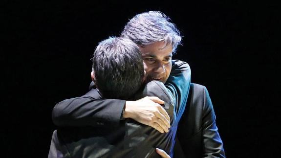 Fraternal abrazo entre Revilla y el cantante cántabro