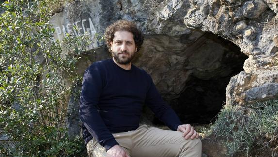 Daniel Garrido, coordinador de la Red de Cuevas Prehistóricas, posa en el acceso originario de La Pasiega