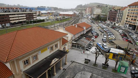 Vista de la estación y las vías de FEVE, y foto trucada de Horacio Hurtado (1953) del corazón de la ciudad con las vías soterradas