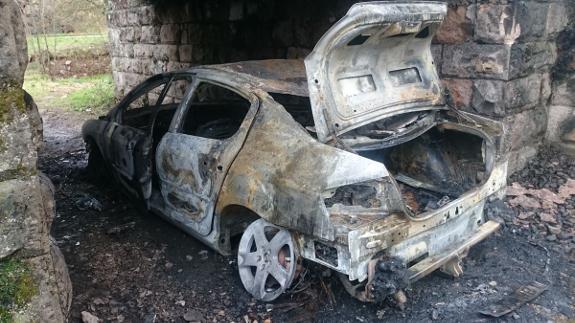 Uno de los coches era un Peugeot 407, hallado en Sotilla.