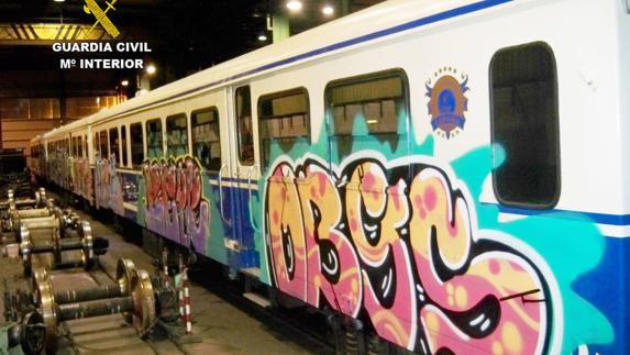 Imagen de archivo de un tren pintado por grafiteros en Cantabria.