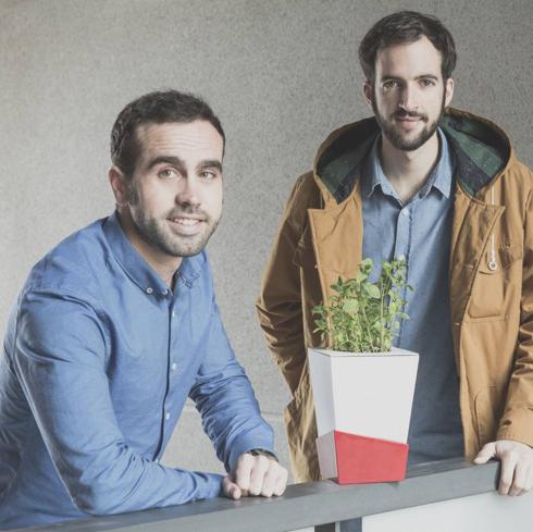 Román González, de Requejada, y Borja Uría, de Torrelavega, con su maceta inteligente.