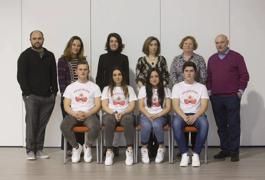 Juan Uriarte, Eva Martín (directora del Grupo Clave), Raquel Medrano (tutora), Sara Hernández (e2), Marta Laurenz (tutora) y Pedro González (director del centro). Abajo el equipo: Vitaly Nayizhmak, Andrea Gutiérrez Castillo, Joselyn Shirley Perea Cervantes y Rubén Aja Pérez. 