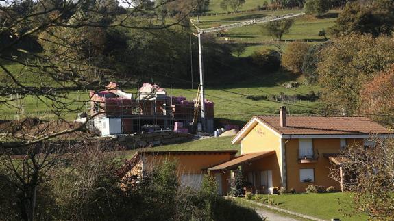 Viviendas en Villaescusa, edificadas en suelo rústico