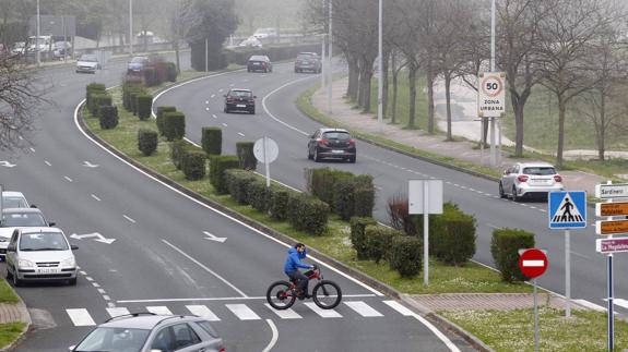 Una de las propuestas vecinales es hacer un carril bici en la mediana de la S-20.