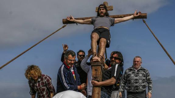 Instante en el que se ensaya el momento en el que Jesucristo, encarnado por Alejandro Calvo, es izado en la cruz