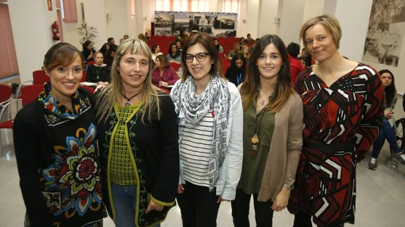 Las terapeutas ocupacionales Celia Fernández, Jimena Baudín, Felicidad Ruiz, Ana Bernabé y Simone Tiemann, ponentes en las jornadas celebradas en Valdecilla.