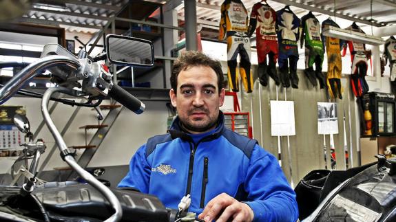 El piloto PabloLópez Sanz posa junto a una motocicleta