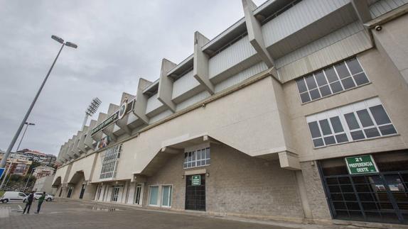 Estado de la fachada principal del estadio tras la reparación de los encofrados y el cerramiento y cubierta metálicos, los dos elementos que sufrían desprendimientos