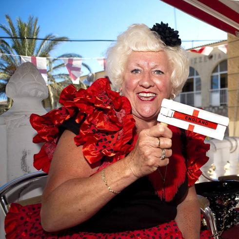 Una jubilada inglesa vestida de faralaes en una fiesta en San Fulgencio (Alicante).