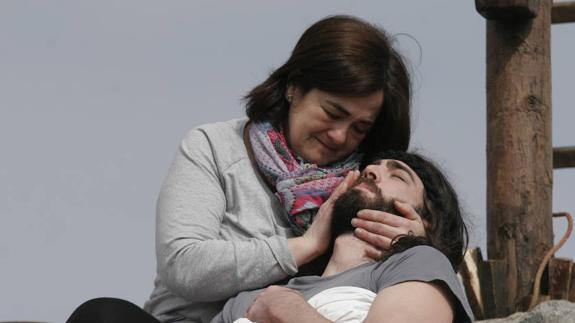 Ensayo. Carmen, (María) junto a su hijo Alejandro (Jesús), tras la crucifixión.