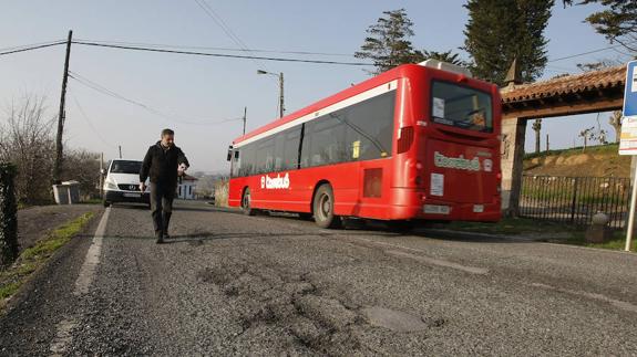 Un vecino de La Montaña muestra una de las zonas de la carretera en la que el asfalto está agrietado y levantado