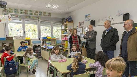 El consejero Ramón Ruiz, en un aula del colegio público Cuevas del Castillo de Puente Viesgo